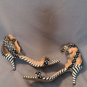 Chinese Laundry Black and White Patterned Sandals